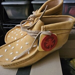 CLARKS WALLABEE VANDY THE PINK BURGER Colab